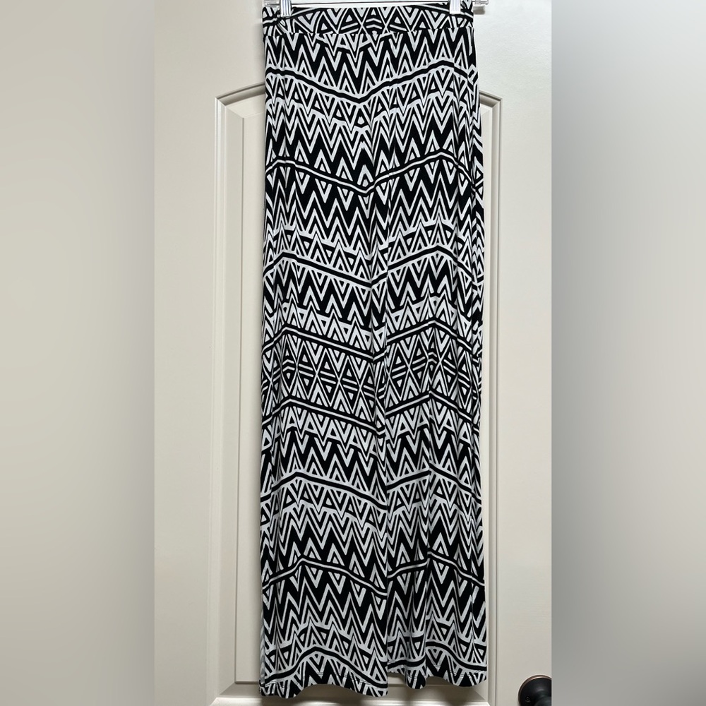 Women’s maxi black and white skirt
